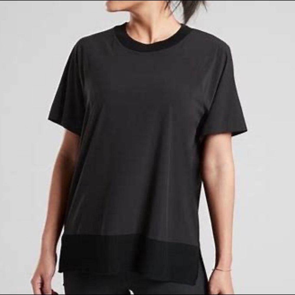 EUC Athleta Zephyr Tee Shirt Ribbed Aplit Hem Sophisticated Lightweight Top